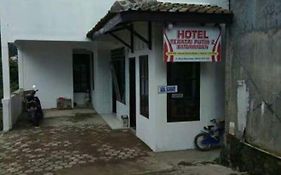 Hotel Teratai Putih